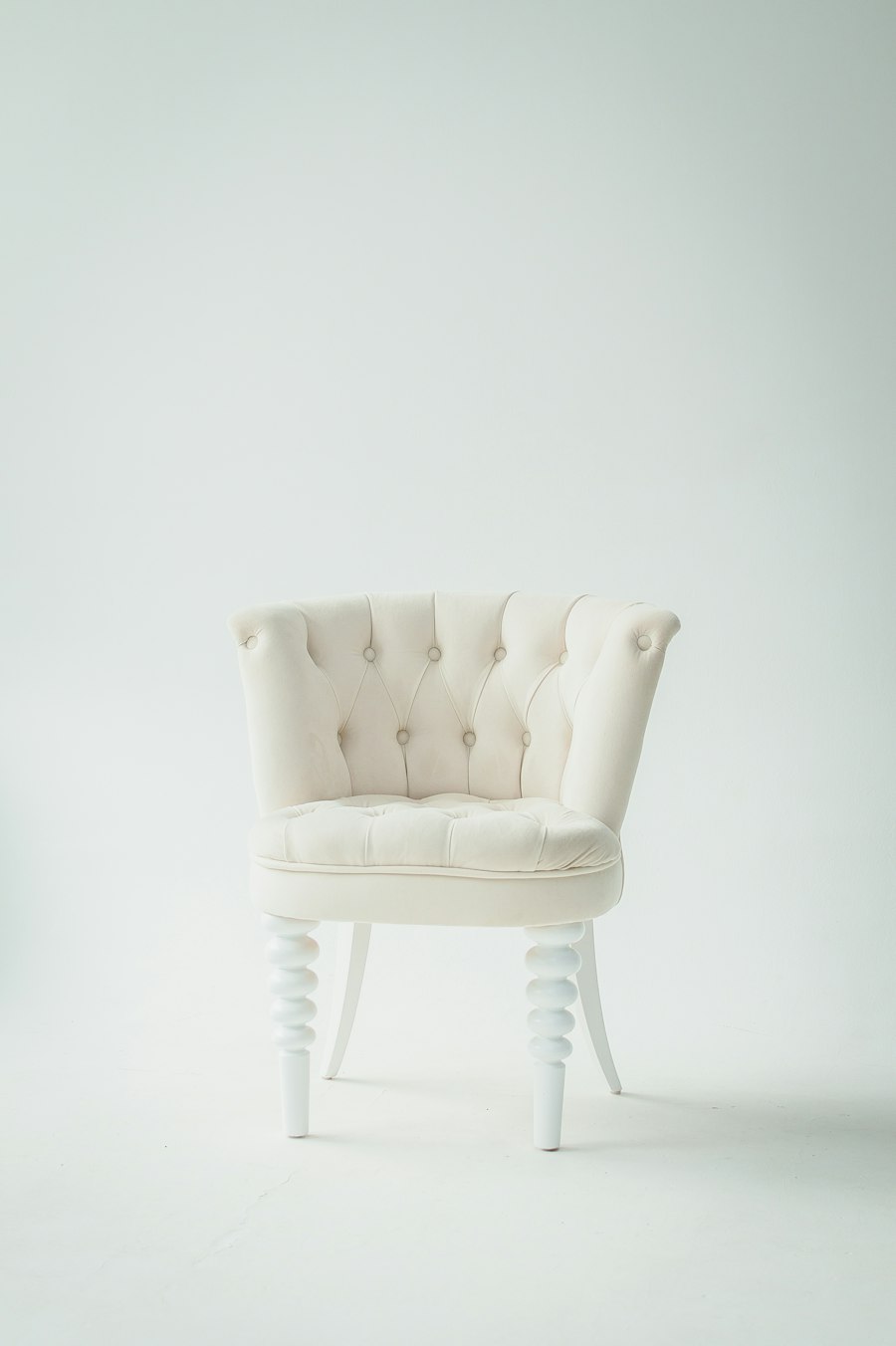 Sillón tapizado de estilo contemporáneo; imagen de referencia